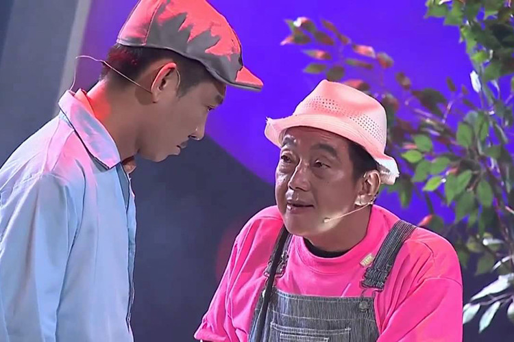 Khi cải lương thoái trào, Khánh Nam chuyển sang diễn kịch. Vai diễn đầu tiên mà Khánh Nam khiến khán giả không nhịn được cười là vai người ở đợ trong “Ai làm bác sĩ”, “Tình em bán kẹo”...Sau đó, anh nổi tiếng với các vai diễn bụi đời ở sân khấu kịch Sài Gòn. Ảnh: Youtube