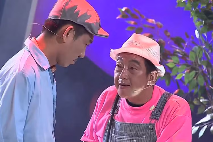 Khi cải lương thoái trào, Khánh Nam chuyển sang diễn kịch. Vai diễn đầu tiên mà Khánh Nam khiến khán giả không nhịn được cười là vai người ở đợ trong “Ai làm bác sĩ”, “Tình em bán kẹo”...Sau đó, anh nổi tiếng với các vai diễn bụi đời ở sân khấu kịch Sài Gòn. Ảnh: Youtube