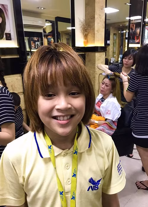 Quán quân Thần tượng âm nhạc Việt Nam nhí 2017 Thiên Khôi nhí nhảnh tại tiệm cắt tóc.