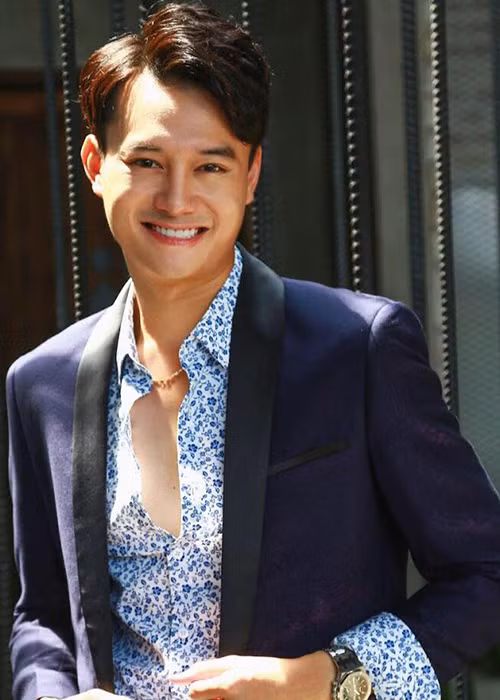 Không được mời đến dự VTV Awards 2017, Anh Dũng “Sống chung với chồng” vẫn vui vì giải thưởng trao cho rất đúng người. Nam diễn viên gửi lời chúc mừng “cô vợ hờ” Bảo Thanh, NSND Hoàng Dũng và ê-kíp “Người phán xử”.