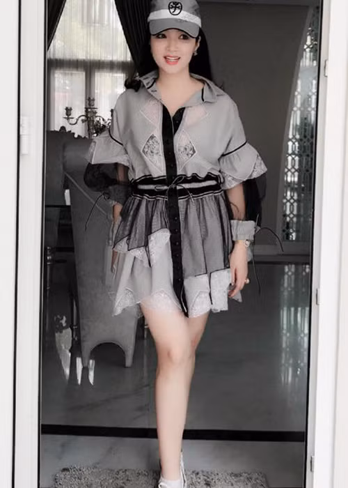 Giáng My tiết lộ lý do luôn thay đổi phong cách. “Con gái luôn nói mẹ như tắc kè hoa, thay đổi style liên tục, cuộc sống cũng vậy mỗi ngày là một mùi vị, màu sắc khác nhau, tại sao chúng ta lại không thay đổi để tự làm mới bản thân mỗi ngày”, cô chia sẻ.