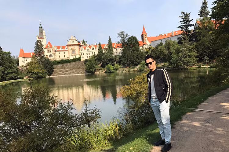 Việt Anh “Người phán xử” đón sinh nhật ở CH Czech.