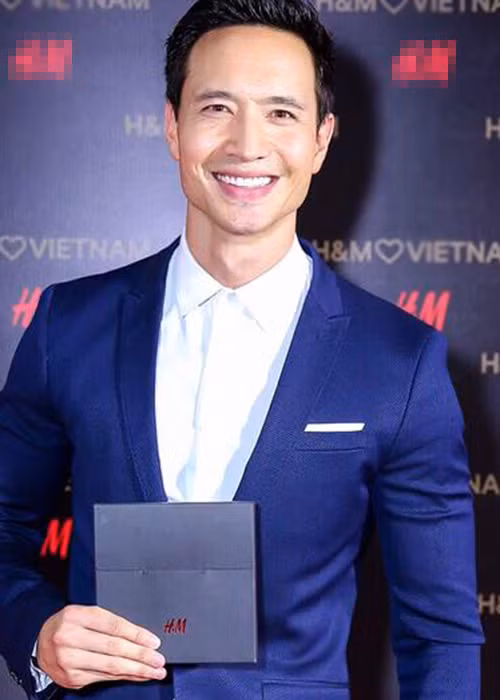 Kim Lý đăng ảnh mặc lịch lãm. Ở phần bình luận, Hồ Ngọc Hà chia sẻ hình ảnh người đàn ông chỉ lộ tay được cho là Kim Lý.