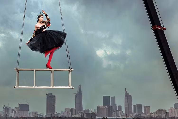 Sau khi lọt top 4 cuộc thi Vietnam's Next Top Model mùa thứ 4, Chà Mi có cơ hội làm việc tại thị trường Milan và được không ít nhà thiết kế trong nước chọn mặt gửi vàng.