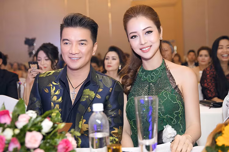 Giống Jennifer Phạm, Đàm Vĩnh Hưng cũng ngồi ghế nóng cuộc thi Nữ hoàng Doanh nhân đất Việt 2017.