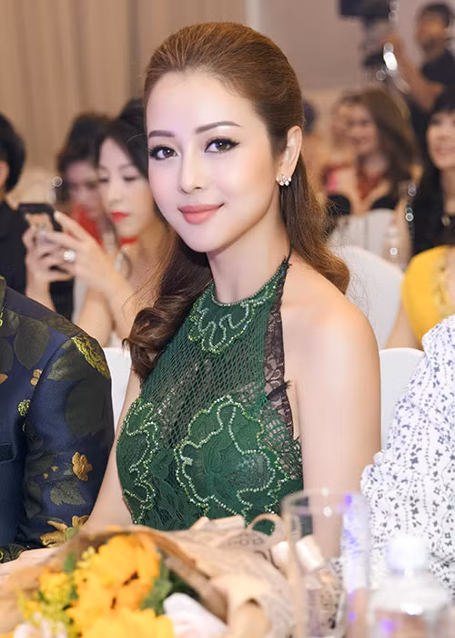 Jennifer Phạm được khen mặn mà, quyến rũ. Hiện tại, người đẹp sinh năm 1985 đã là mẹ của 3 nhóc tì.