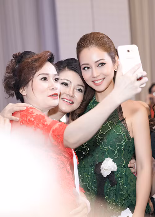 Hoa hậu châu Á tại Mỹ 2006 rất thân thiện. Tại buổi họp báo, Jennifer Phạm vui vẻ chụp ảnh cùng các khách mời.