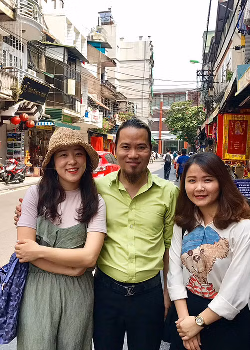 Diễn viên hài Vượng Râu chụp ảnh kỷ niệm cùng hai người hâm mộ người Hàn Quốc.