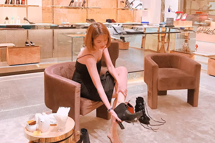 Hot Face sao Viet 24h: Ngoc Trinh chi 2 ty mua sam mung sinh nhat