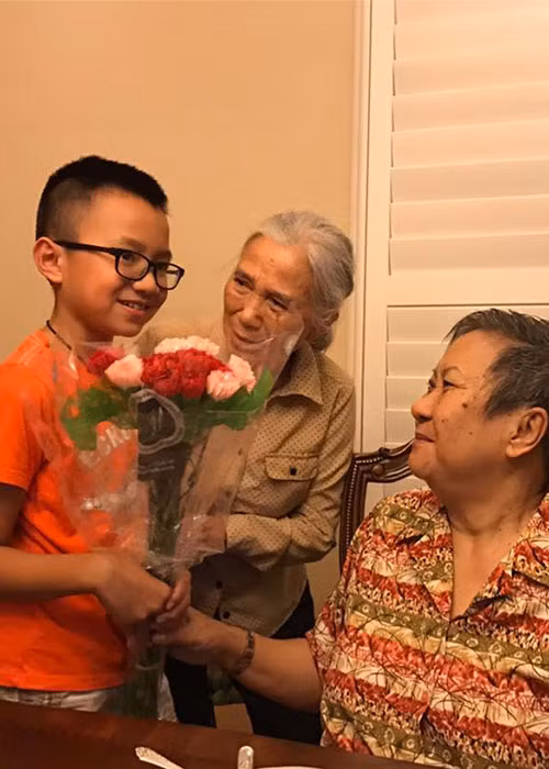 Hồng Ngọc chia sẻ: “Chào mừng bà ngoại qua đến Mỹ. Bà nội tặng hoa cho bà ngoại. Ôi, sao vẫn thấy cứ như đang nằm mơ”.