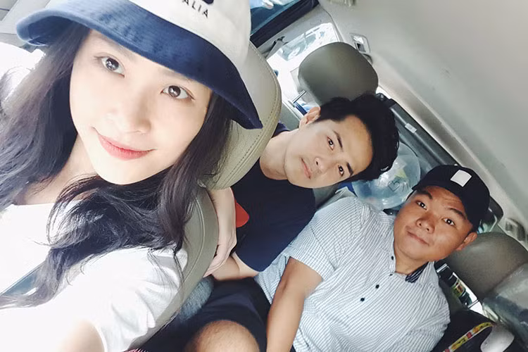 Đông Nhi chia sẻ hình ảnh bên Ông Cao Thắng đồng thời viết: “Nhà luôn là nơi tuyệt vời nhất”.