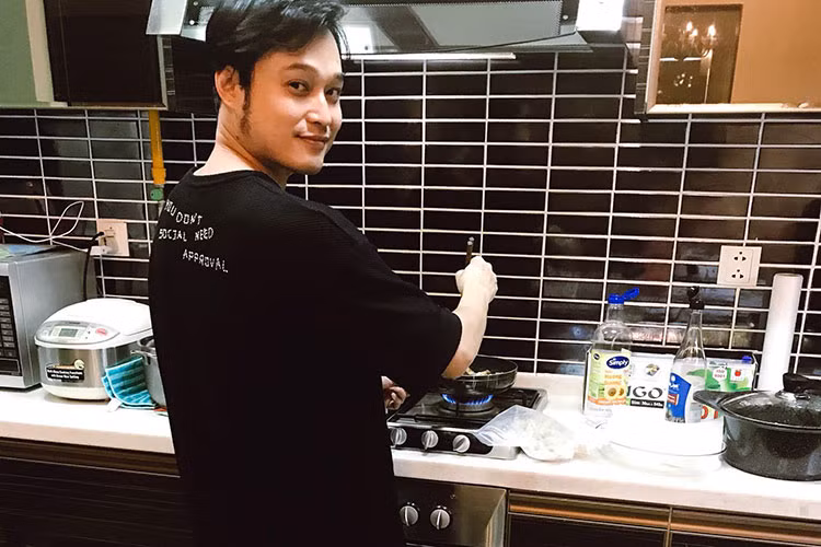 Quang Vinh trổ tài nấu ăn là một trong những tin tức sao Việt trong ngày 28/9.