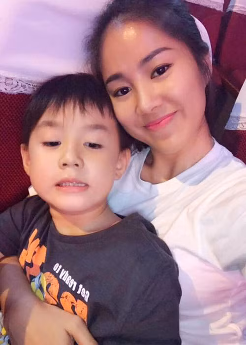 Lê Phương than thở: “Tình hình là không cầm cự nổi nữa, hai mẹ con cùng đi bác sĩ, ôm hai bịch thuốc! Xong ráng đợi mẹ Phương chạy tổng duyệt cho đêm diễn tối mai, buông ra là đói muốn xỉu. Ghé vội vô tiệm, ảnh ăn khí thế, mẹ Phương cũng ráng, ăn lấy sức lát về uống thuốc! Ba Phạm Trung Kiên ơi về lẹ”.