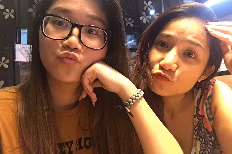 Cát Tường dẫn mẹ và con gái ra ngoài ăn uống trước khi con gái về quê ông bà ngoại.