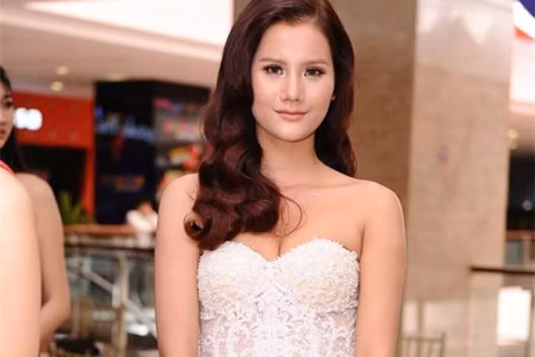 Mới đây, quán quân Hương Ly bất ngờ tham gia buổi sơ khảo Hoa hậu Hoàn vũ Việt Nam 2017 tại Hà Nội. Chân dài sinh năm 1995 còn gây chú ý bởi gương mặt khác lạ. Ảnh: Vietnamnet