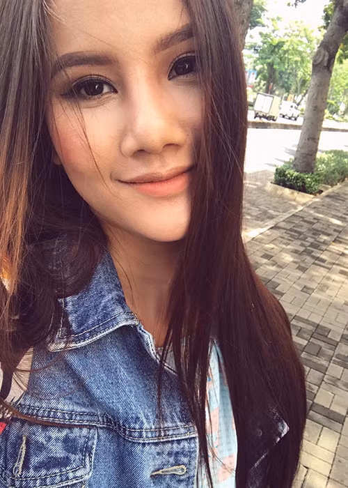 Fans cho rằng Hương Ly trông lạ lẫm có thể nhờ photoshop và trang điểm nhấn sống mũi chứ không phải cô đã phẫu thuật thẩm mỹ. Ảnh: FBNV