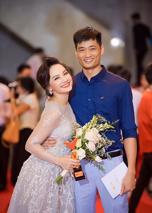 Hình ảnh Bảo Thanh rạng rỡ bên chồng sau khi giành chiến thắng ở một hạng mục của VTV Awards 2017.
