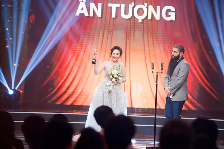 Phát biểu khi giành giải thưởng, Bảo Thanh không quên gửi lời cảm ơn đến ông xã đã luôn ở bên động viên, ủng hộ cô.