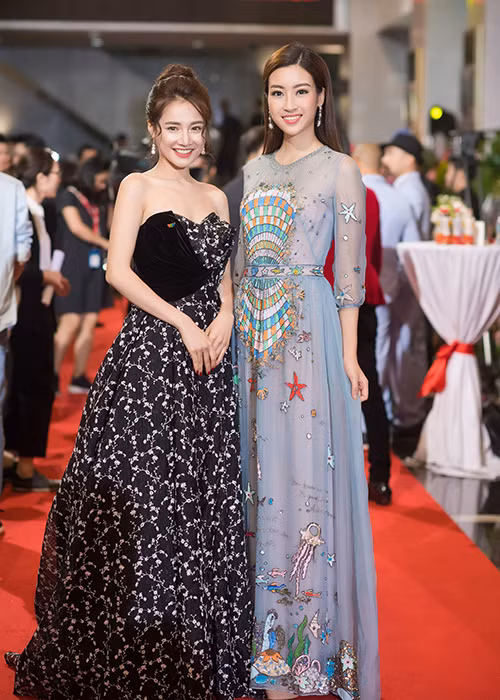 Nhã Phương tự tin đọ sắc cùng Hoa hậu Đỗ Mỹ Linh.