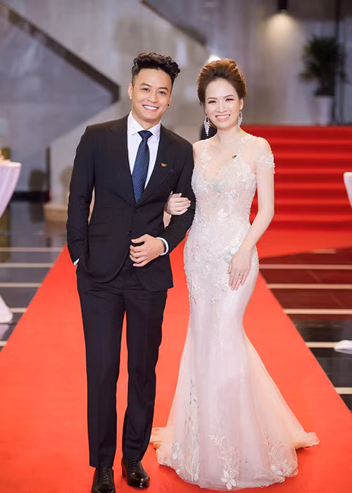 Đan Lê, Hồng Đăng vui mừng khi bộ phim "Người phán xử" thắng lớn tại VTV Awards 2017.