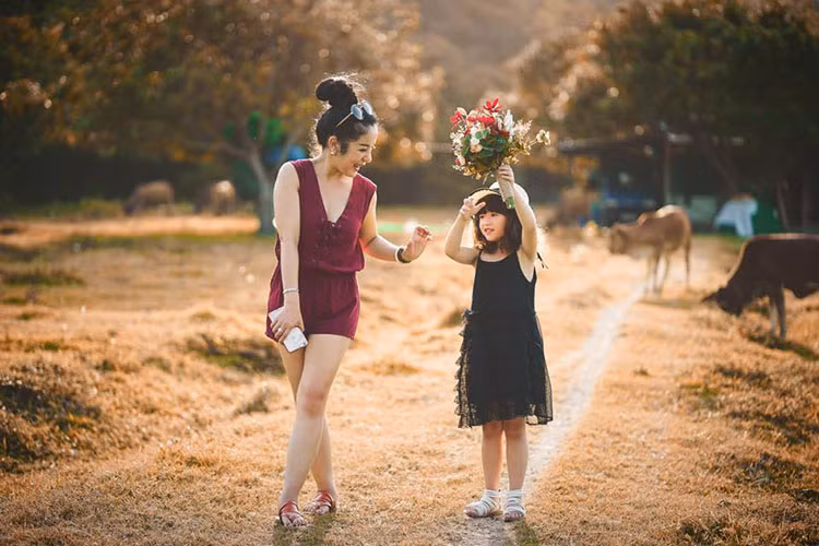 Danh hài Thúy Nga đăng tải những khoảnh khắc vui đùa cùng cô con gái Nguyệt Cát.