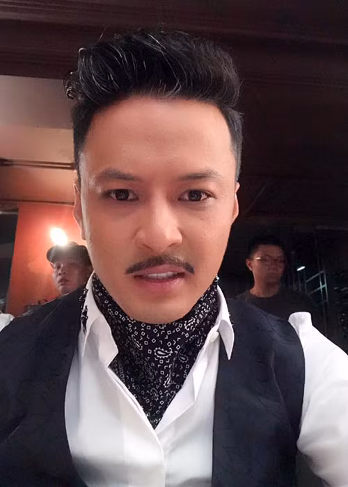 Hồng Đăng nhắn nhủ vợ: “Về già sẽ chảnh như này mới chịu. Sau già như này em còn yêu anh chứ?”.