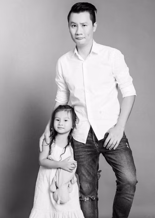 Hoàng Bách gửi lời chúc mừng sinh nhật đến con gái. “Tôi đã thì thầm hàng nghìn, không, có lẽ là hàng triệu lần với cô rằng tôi yêu cô, và sẽ còn hàng tỷ lần khác nữa, nhưng không có nghĩa là tôi có toàn quyền lựa chọn cuộc sống của cô sau này! Cô hãy cứ là cô, hãy cứ vui vẻ và là chính mình, chỉ có một điều duy nhất cô luôn nhớ, thật ra điều này tôi cũng chỉ copy từ ông ngoại cô thôi: Nếu ngoài đường khó khăn quá, cứ về nhà với bố, con gái nhé! Yêu con, hơn mọi thứ trên đời, con gái nhỏ của bố!”, nam ca sĩ viết.