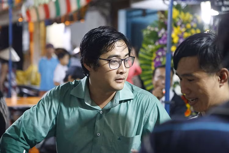 Diễn viên Ngọc Tưởng không giấu được sự hụt hẫng khi nghệ sĩ Khánh Nam qua đời đột ngột. Ảnh: Dân Việt