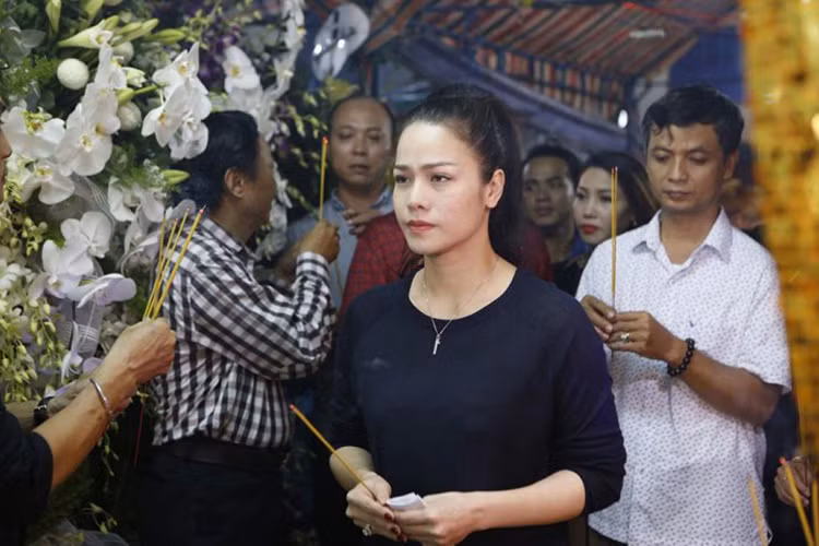 Nhật Kim Anh đến viếng đàn anh. Cả hai từng hợp tác trong một số bộ phim truyền hình.