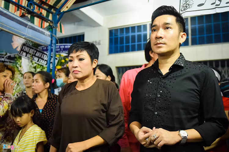 Ca sĩ Phương Thanh và Quang Hà vội vã đến thắp nén nhang cho nghệ sĩ Khánh Nam sau khi nghe hung tin. Ảnh: Zing