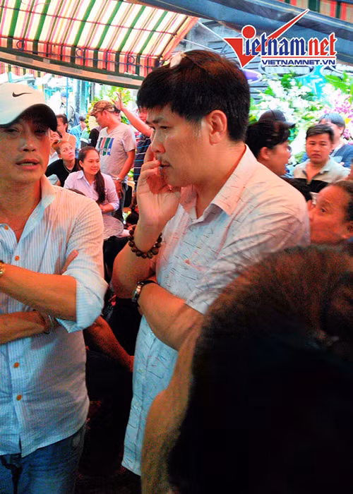 Phước Sang có mặt tại tang lễ nghệ sĩ Khánh Nam từ rất sớm. Ảnh: Vietnamnet