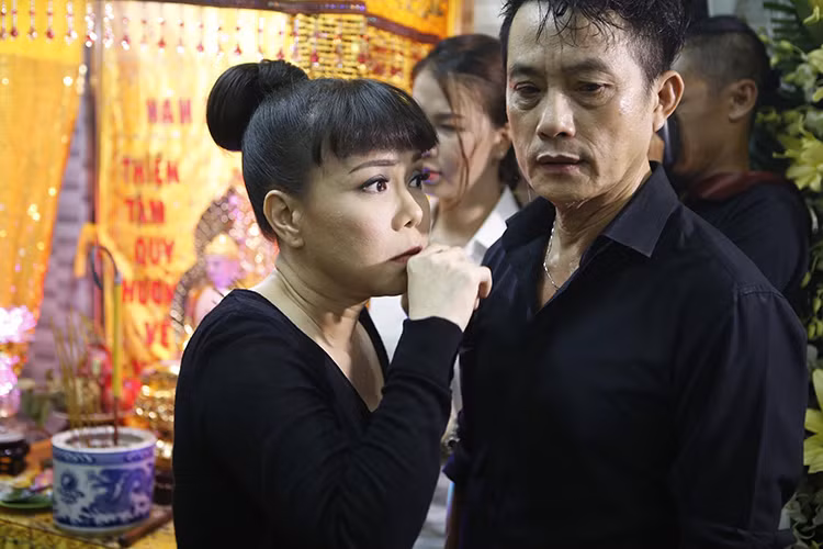 Việt Hương bần thần trước sự ra đi của nghệ sĩ Khánh Nam. Ảnh: Dân Việt