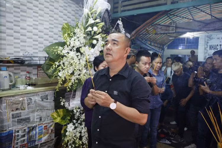 Diễn viên Quốc Thuận đến tiễn biệt đàn anh. Ảnh: VTC