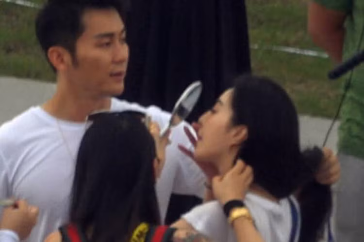 Giữa tin đồn chia tay vào tháng 8/2017, Phạm Băng Băng và Lý Thần tình tứ với nhau trên phim trường ở Thượng Hải. Ảnh: Ifeng