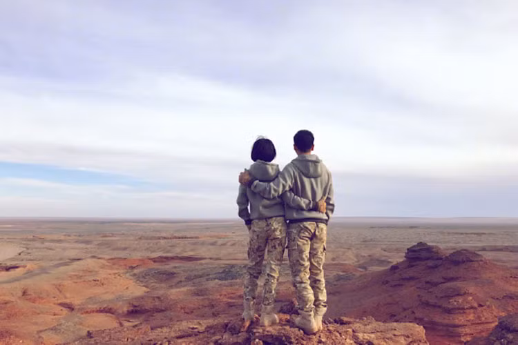 Vào ngày Thất tịch - lễ tình nhân của người Trung Quốc, Phạm Băng Băng đã đăng tải món quà của Lý Thần là chú gấu bông được kết từ những cánh hoa. Ngoài ra, cặp đôi chia sẻ bức ảnh ngọt ngào. Ảnh: Sina