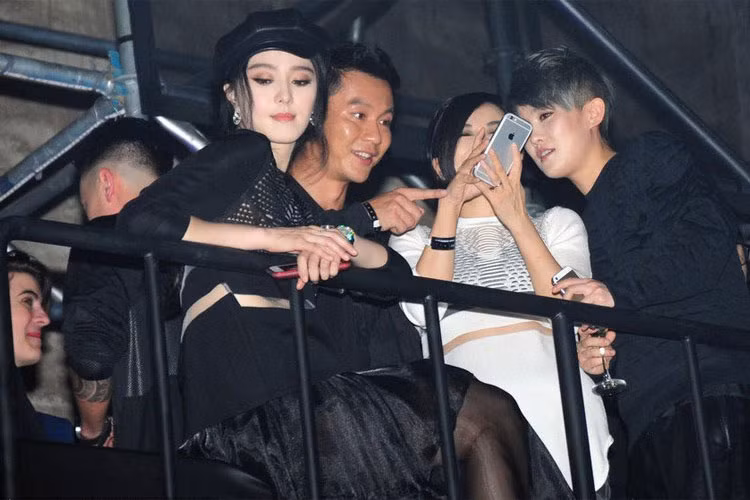 Phạm Băng Băng ngồi lên đùi Lý Thần lúc cả hai cùng tham gia một sự kiện giữa tháng 11/2014. Thời điểm này, cặp đôi hot nhất nhì làng giải trí Hoa ngữ đều phủ nhận chuyện hẹn hò. Ảnh: Ifeng