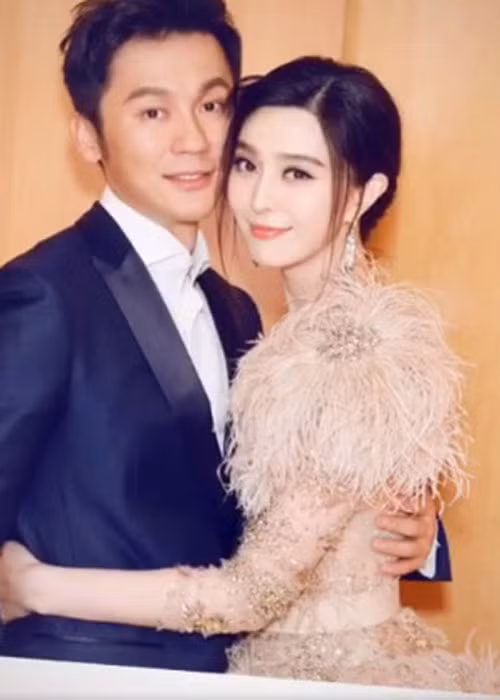 Trong ngày lễ tình nhân 2017, Lý Thần đã đăng tải hình ảnh bên Phạm Băng Băng đồng thời viết: “Ngày lễ tình nhân năm nay, xin gửi trái tim này tới tất cả mọi người. Và cùng xin chúc mừng ngày lễ tình nhân của đôi ta”. Đáp lại, Phạm Băng Băng đã gửi hình trái tim tới anh. Ảnh: QQ