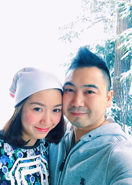 Thúy Vân rạng rỡ bên Tuấn John trong chuyến đi Canada thăm gia đình và bạn bè nam doanh nhân. Ảnh: FBNV