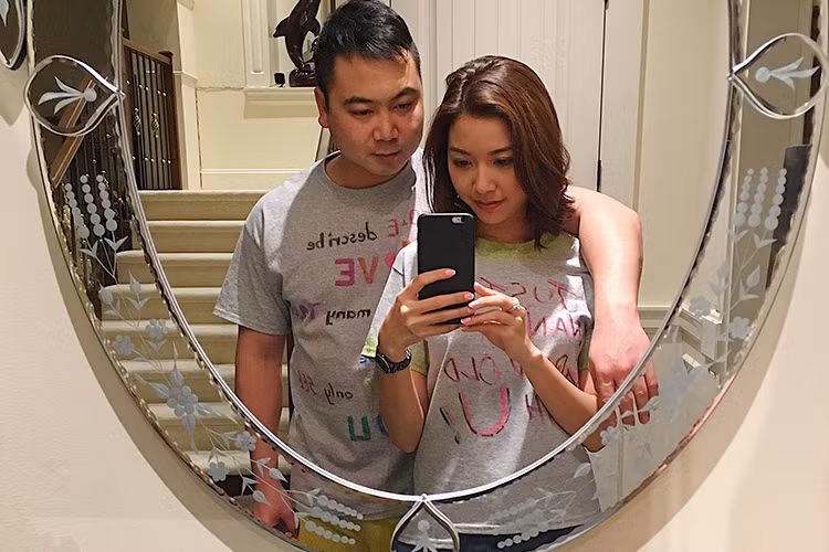 Dịp lễ Tình nhân 2017, Thúy Vân và bạn trai gửi gắm lời yêu thương dành cho nhau trên áo đôi. Ảnh: FBNV