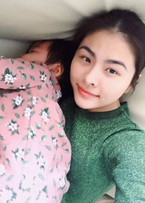 Vân Trang tận hưởng khoảnh khắc bình yên bên cô con gái đầu lòng.