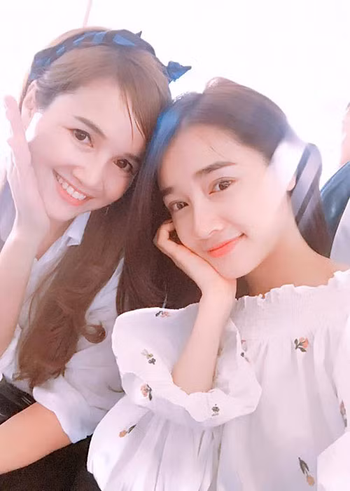 Sao Việt Nhã Phương khoe chị gái xinh đẹp, trẻ trung của mình.