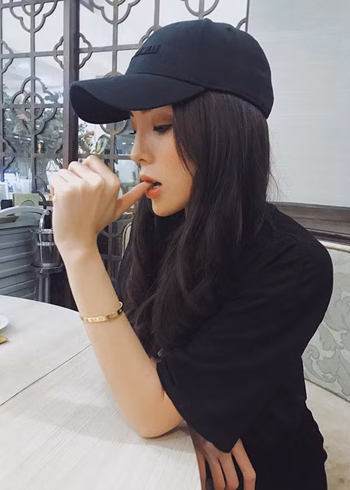 Hoa hậu Kỳ Duyên khoe sống mũi cao vút.