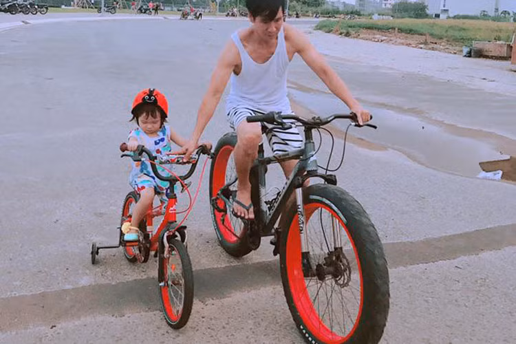 Dù rất bận rộn nhưng Lý Hải vẫn dành thời gian đưa các con đi tập xe đạp.