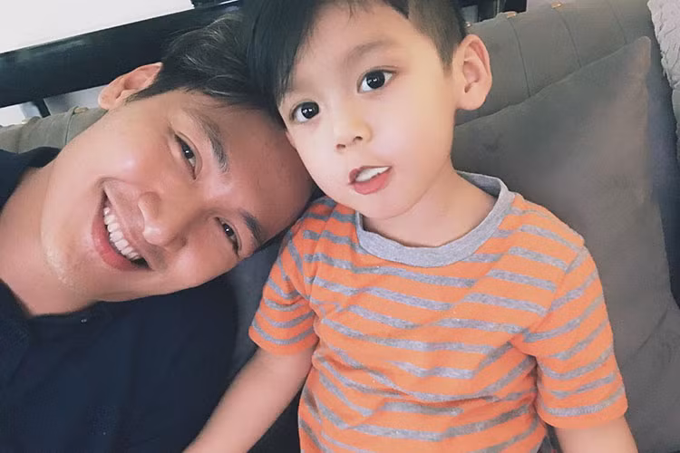 Con trai diễn viên Mạnh Trường ngày càng kháu khỉnh.