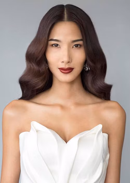 Hoàng Thùy cao 1m79, có số đo hình thể 81 – 58 – 90. Cô được xem là đối thủ nặng ký đối với nhiều ứng viên khác.