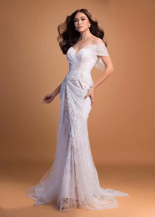 Cùng chiều cao 1m79, cùng là quán quân Vietnam’s Next Top Model, Mâu Thị Thanh Thủy (Mâu Thủy) là một ứng viên nổi bật không kém Hoàng Thùy.