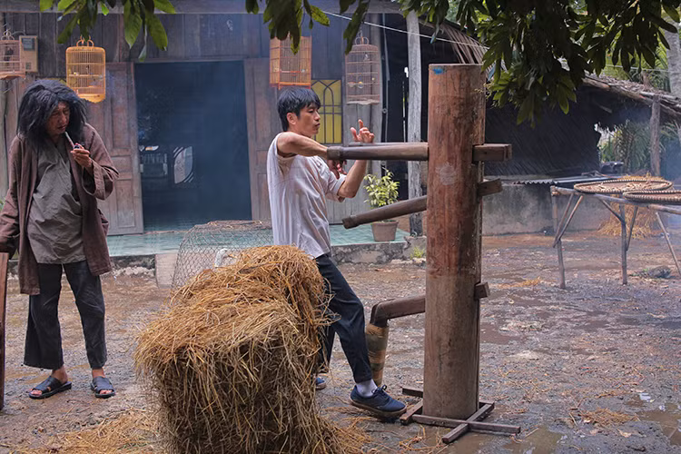 Ngoài vai trò đạo diễn trong phim hài đậm chất Châu Tinh Trì của Dustin Nguyễn “798Mười”, Dustin sẽ đóng vai nam chính bên cạnh Kiều Minh Tuấn.