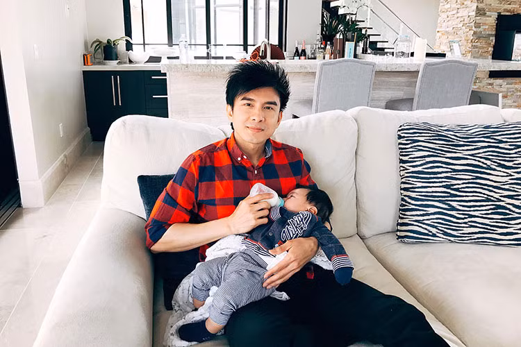 Đan Trường tiếp tục được fans khen ngợi là ông bố bỉm sữa. Được biết, mỗi khi về Mỹ, anh thường xuyên giúp vợ chăm sóc con trai.
