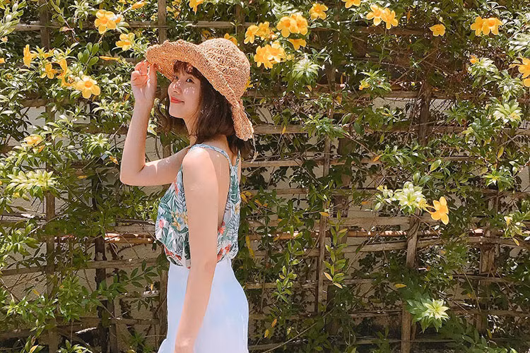 Midu khoe ảnh đẹp rạng rỡ trong nắng kèm chú thích: "Hãy sống như những đóa hoa để tuổi trẻ chúng mình luôn rực rỡ".