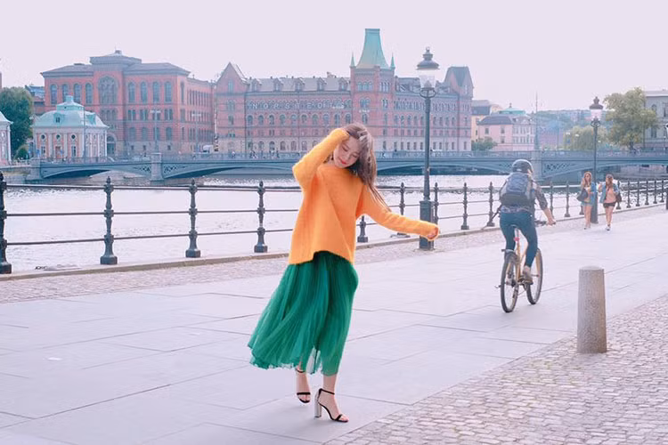 Hot girl Chi Pu xuống phố dạo chơi ở Thụy Điển.